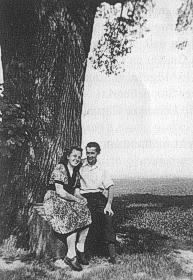 Gottfried Radisch und seine Frau Herta machen bei einem Spaziergang Rast auf dem Steine an der mittleren Linde