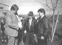 Am 5. April 1995 wurden wieder drei Linden gepflanzt. Bürgermeister F. Noack beim Verschließen der Urne. In der Mitte der Chronist K. Küttner, rechts der ehemalige Bürgermeister von Mockritz, R. Köcher.