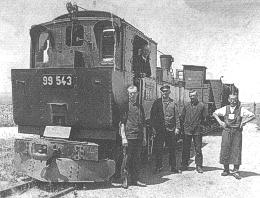 Hermann Gruhle vom Gasthof Jeßnitz mit der Besatzung des Güterzuges 99543